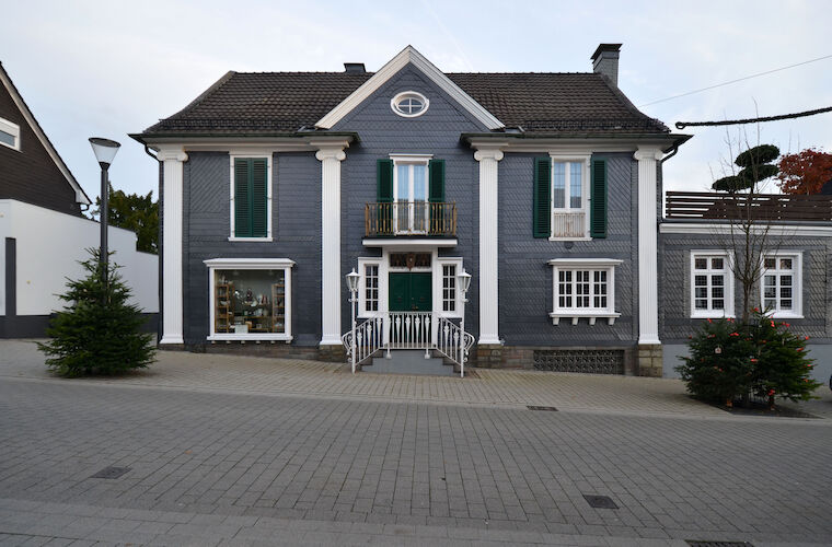 Schieferbekleidetes Empire-Stil-Haus mit ionischen Säulen aus Holz in Nürnbrecht, vermutlich 19. Jahrhundert. Foto: Karen Jung/ Paul Andreas