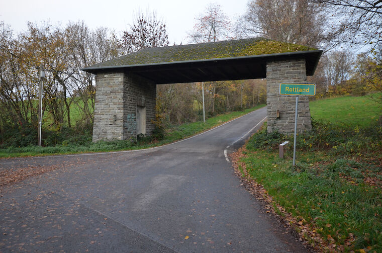 Gut Rottland, monumentales Eingangstor am Fuße des Gutes. Foto: Karen Jung/ Paul Andreas