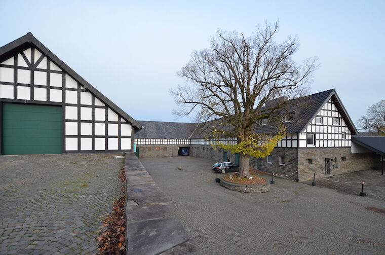 Gut Rottland, Hauptplatz mit Lindenbaum. Foto: Karen Jung/ Paul Andreas