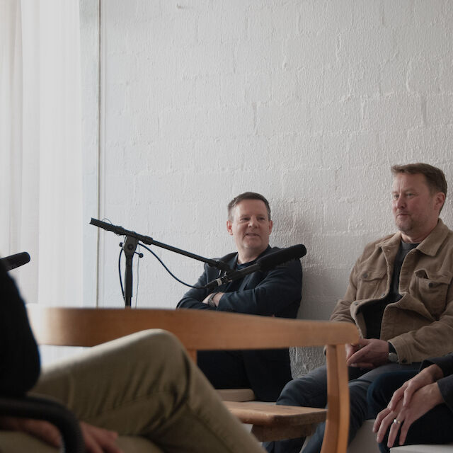 Eröffneten die Salongespräche (von links): Florian Kluge (Alanus Hochschule), Peter Köddermann (Baukultur NRW), Daniel Lohmann im Pehnthaus in Köln am 20. April 2023.