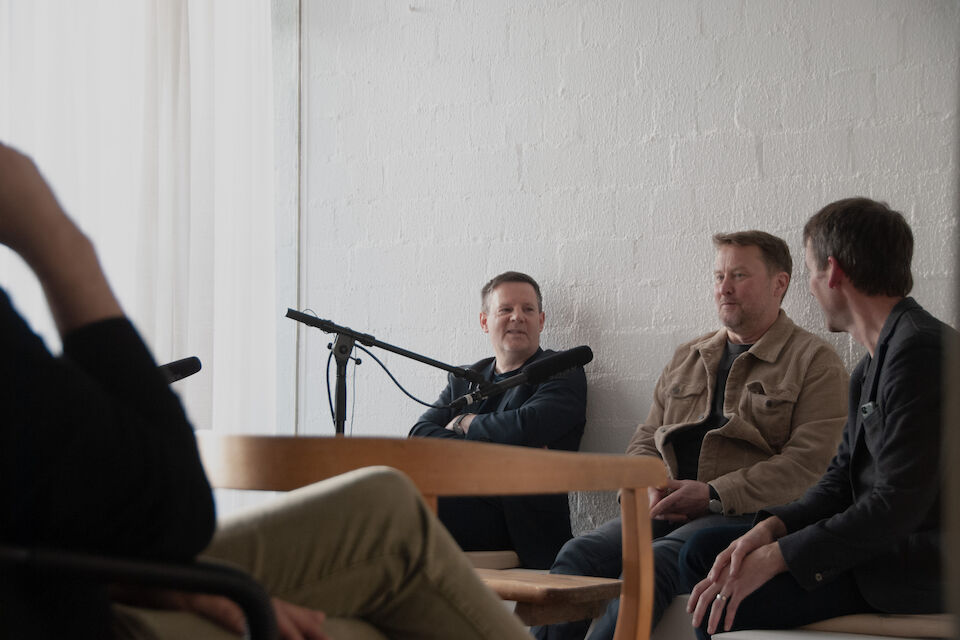 Eröffneten die Salongespräche (von links): Florian Kluge (Alanus Hochschule), Peter Köddermann (Baukultur NRW), Daniel Lohmann im Pehnthaus in Köln am 20. April 2023.