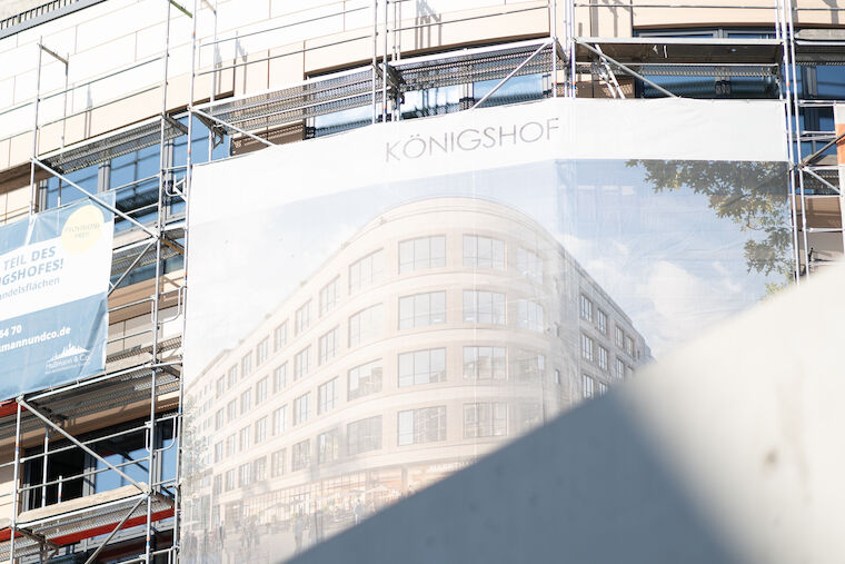 Die Fassade des neuen Königshofs orientiert sich an der ursprünglichen Fassade des Gebäudes. Foto: Sebastian Becker