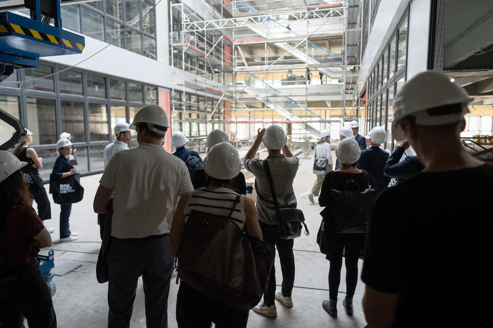 Innenansicht Königshof Essen: Durch ein Atrium über die Etagen eins bis fünf fällt nun Tageslicht ins Gebäude.