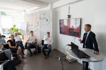 Daniel Sieveke, Staatssekretär des Ministeriums für Heimat, Kommunales, Bau und Digitalisierung des Landes Nordrhein-Westfalen, begrüßte die Teilnehmenden in Essen. Foto: Sebastian Becker