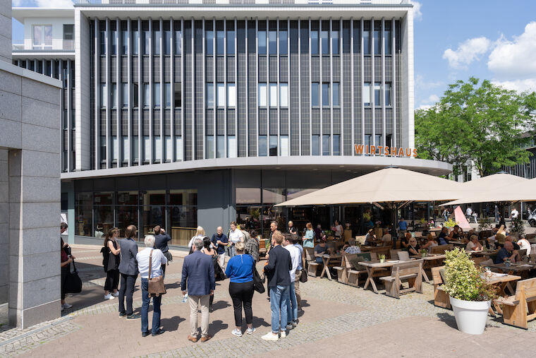 Zu den Neuen Höfen gehört auch eine Gastronomie mit Außenterrasse. Foto: Sebastian Becker