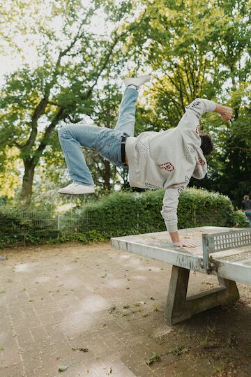 Zeigt die Akrobatik, die im Parkour-Sport steckt: Jonathan Jurisch vom TV Kupferdreh. Parkour lässt sich auf einem Hindernisparcours praktizieren. Die andere Variante: den Stadtraum mit seinen baulichen Elementen kreativ zu durchqueren. Foto: Sebastian Becker