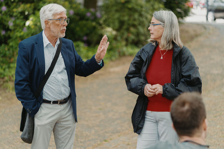 Im Gespräch: Ulrich Matenar, Vorsitzender Bürgerschaft Kupferdreh e.V., und Andrea Wilbertz von der Stabsstelle Bürgerbeteiligung und Ehrenamt Stadt Essen Foto: Sebastian Becker