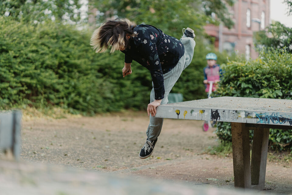 Manon Vanjek vom TV Essen-Kupferdreh in Aktion: Im Benderpark in Essen planen die Traceure eine Parkour-Anlage.