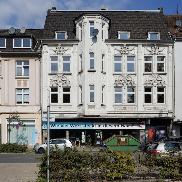 Das Haus in der Bergmannstraße 23 in Gelsenkirchen-Ückendorf - Schauplatz des UmBauLabors von Baukultur NRW. Die Gestaltung des Gebäudes stammt von MXR Storytelling.