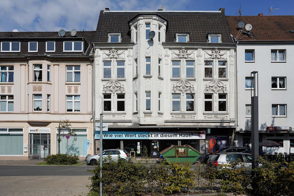 Das Haus in der Bergmannstraße 23 in Gelsenkirchen-Ückendorf - Schauplatz des UmBauLabors von Baukultur NRW. Die Gestaltung des Gebäudes stammt von MXR Storytelling.