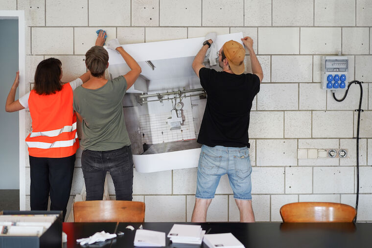 Die Fotos von Tania Reinicke werden gehängt. Gestaltung des Gebäudes und des Raums: MXR Storytelling Foto: Sebastian Becker