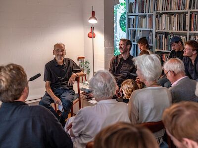 Wolfgang Pehnt im „Pehnt-Haus“ in Köln im Juni 2023 während der „Salongespräche mit Buch“, einer Veranstaltungsreihe der TH Köln, der Alanus Hochschule für Kunst und Gesellschaft und Baukultur NRW. Foto: Tim Meyer, TH Köln