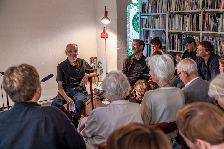 Wolfgang Pehnt im „Pehnt-Haus“ in Köln im Juni 2023 während der „Salongespräche mit Buch“, einer Veranstaltungsreihe der TH Köln, der Alanus Hochschule für Kunst und Gesellschaft und Baukultur NRW. Foto: Tim Meyer, TH Köln