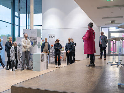 Ilka Dietrich-Kintzel, kaufmännische Geschäftsführung von Baukultur NRW, eröffnete gemeinsam mit Prof. Dr. Hans-Joachim Pieper, Rektor der Alanus Hochschule für Kunst und Gesellschaft, Prof. Johannes Brunner, Künstler und Dekan des Fachbereichs Bildende Kunst der Alanus Hochschule, sowie Prof. Willem-Jan Beeren, Lehrgebiet Architektur und Kunst, die Ausstellung. Foto: Tim Meyer