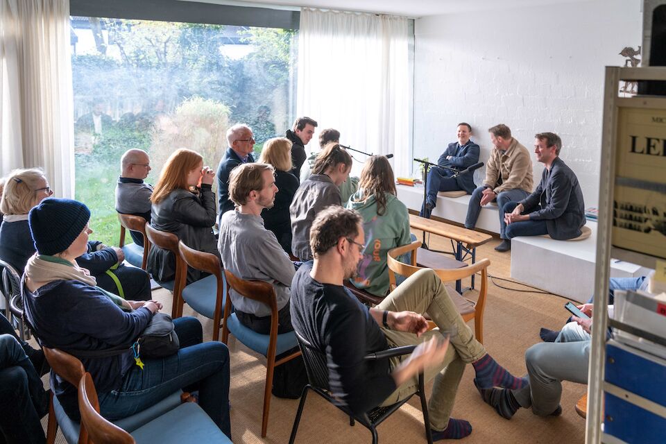 Volles Wohnzimmer bei den Salongesprächen mit Buch, die vom 20. April bis zum 29. Juni 2023 im Pehnthaus stattgefunden haben.