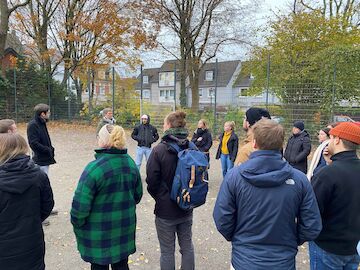 Auf der Suche nach irritierenden Objekten im Quartier: Die Studierenden bei einer Führung mit Tania Reinicke. Foto: Santana Gumowski