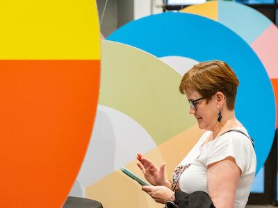 Die Ausstellung „380–780 nm. Farbe in Architektur und Stadt“ des Museums der Baukultur NRW 2025 in Mainz im Zentrum Baukultur Rheinland-Pfalz. Foto: Markus Kohz, mainz