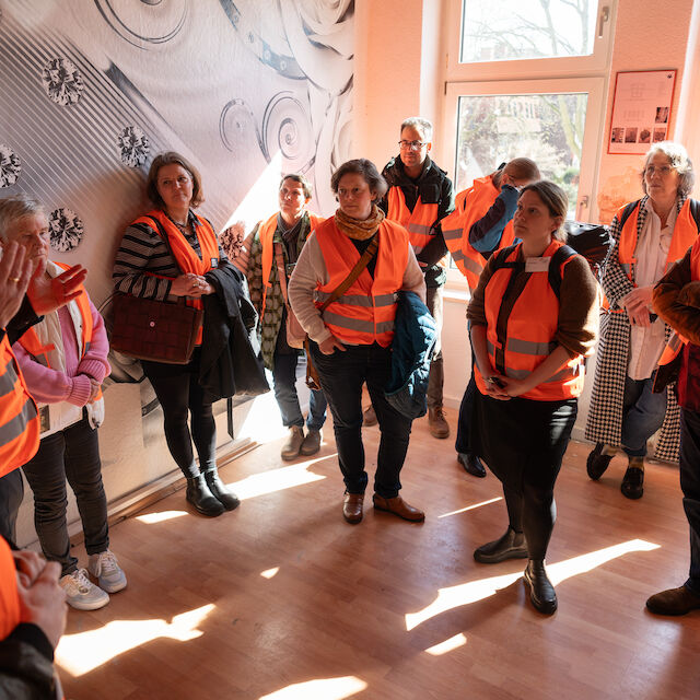 Auftakt des UmBauLabors von Baukultur NRW in der Bergmannstraße 23 in Gelsenkirchen Ückendorf am 14.3.2024. Führung von Peter Köddermann (Geschäftsführung Programm, Baukultur NRW; links mit Helm) durch das UmBauLabor, ein ehemaliges Wohn- und Geschäftshaus.