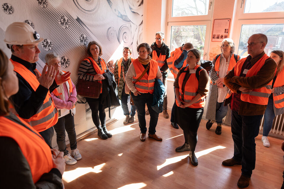 Auftakt des UmBauLabors von Baukultur NRW in der Bergmannstraße 23 in Gelsenkirchen Ückendorf am 14.3.2024. Führung von Peter Köddermann (Geschäftsführung Programm, Baukultur NRW; links mit Helm) durch das UmBauLabor, ein ehemaliges Wohn- und Geschäftshaus.