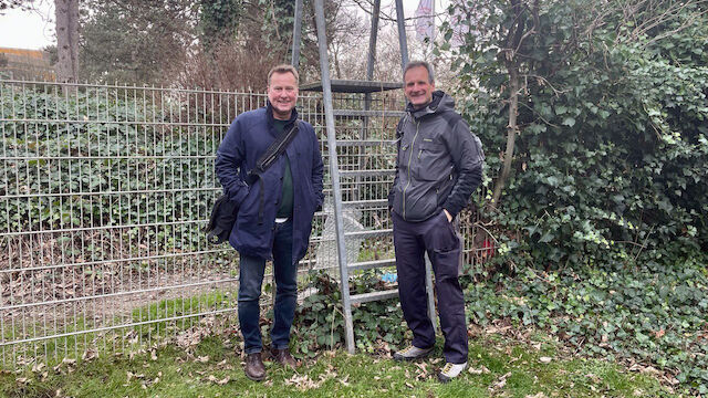 Spazierend die Welt wahrnehmen (von links): Peter Köddermann von Baukultur NRW und Boris Sieverts vom Büro für Städtereisen. Foto: Annika Stremmer