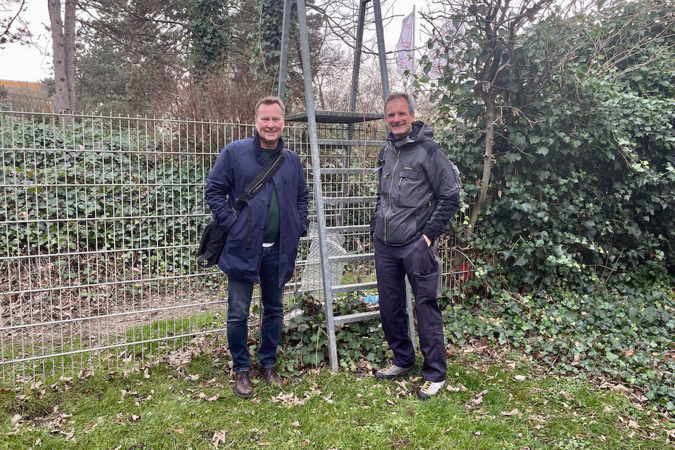 Spazierend die Welt wahrnehmen (von links): Peter Köddermann von Baukultur NRW und Boris Sieverts vom Büro für Städtereisen. Foto: Annika Stremmer