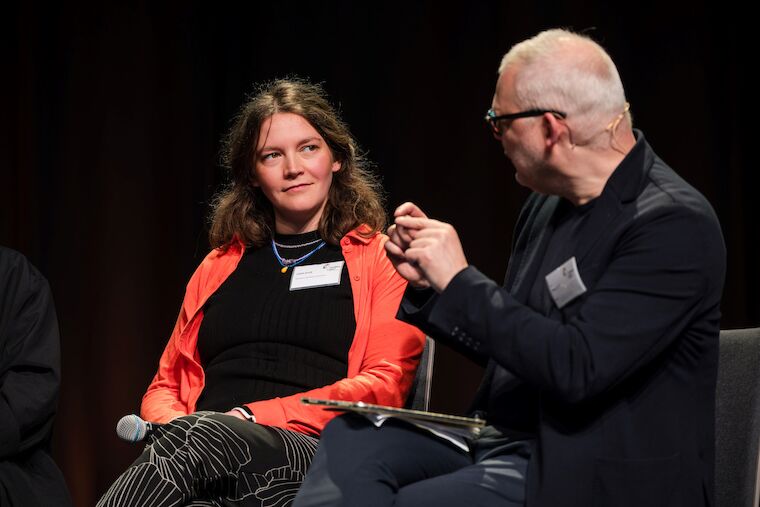 Projektleiterin Lillith Kreiß im Gespräch mit Moderator Jörg Biesler beim Auftakt in der Heilig-Kreuz-Kirche. Foto: Sebastian Becker