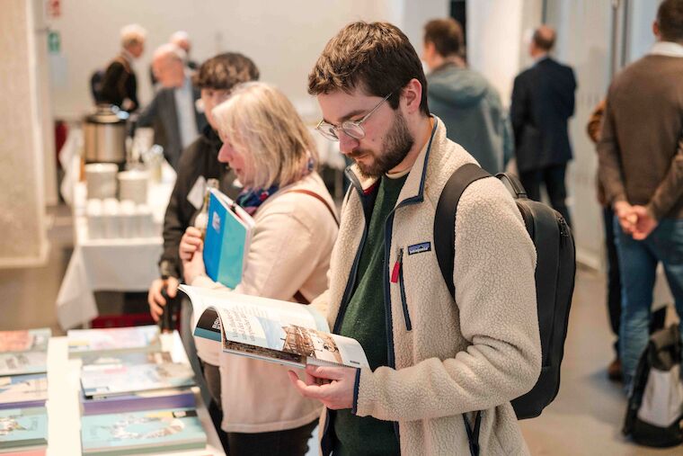 Blick in die Publikationen von Baukultur NRW beim Auftakt des UmBauLabors am 14. März 2024. Foto: Sebastian Becker