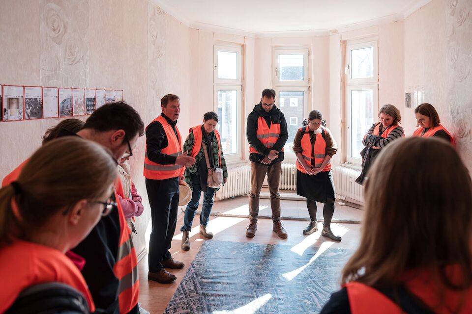 Besichtigen die ehemaligen Wohnräume des Gebäudes an der Bergmannstraße 23 in Gelsenkirchen: Gäste der Auftaktveranstaltung des UmBauLabors von Baukultur NRW.