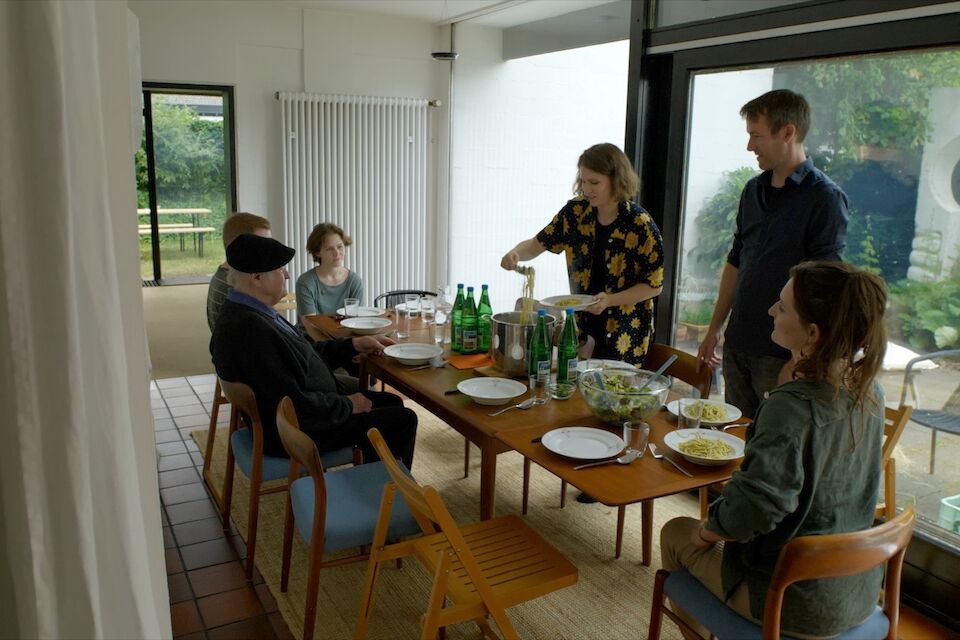 Begegnungen im Pehnthaus: Der Architekt des Wohnhauses von Wolfgang Pehnt, Wolfgang Meisenheimer (sitzend mit Mütze), zu Gast bei den aktuellen Bewohnerinnen. Stehend Prof. Dr. Daniel Lohmann von der TH Köln.