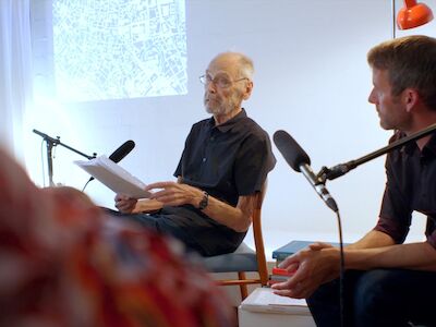 Eine seiner letzten öffentlichen Auftritte: Wolfgang Pehnt, der große Architekturtheoretiker, bei einer Veranstaltung der Reihe „Salongespräche mit Buch“. Er verstarb im Jahr 2023. Foto: Bernd Weishaupt