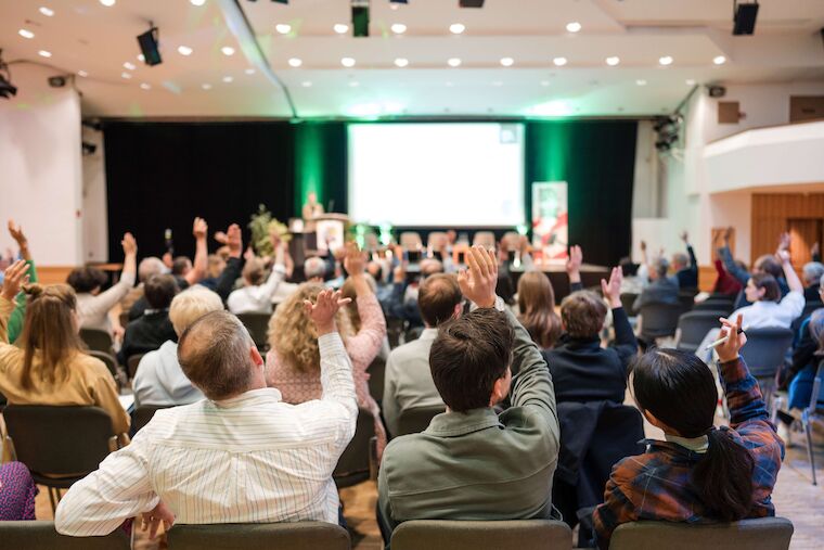 Welches Grün brauchen wir für klimaresiliente Städte? Dies und mehr diskutierten Fachleute und Interessierte auf dem Kongress „Grün! Blau! Grau! Was braucht die Stadtlandschaft?“ Foto: Sebastian Becker