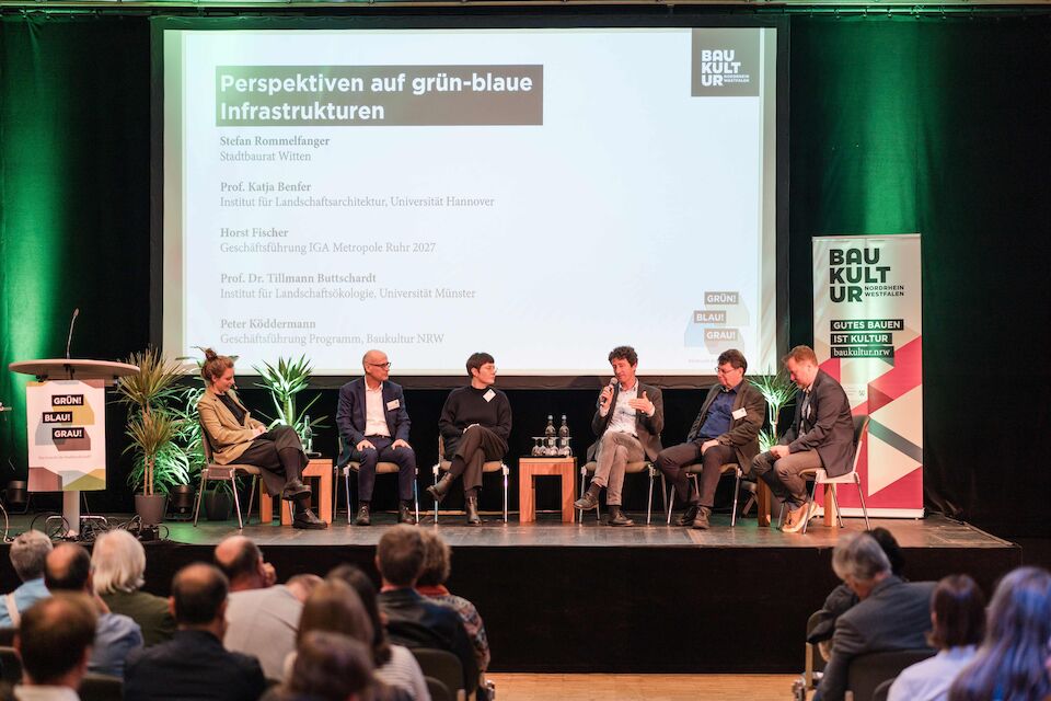 Auf dem Podium (von links) Moderatorin Louisa Schmidt, Stefan Rommelfanger, Prof. Katja Benfer, Prof. Dr. Tillmann Buttschardt, Horst Fischer und Peter Köddermann.