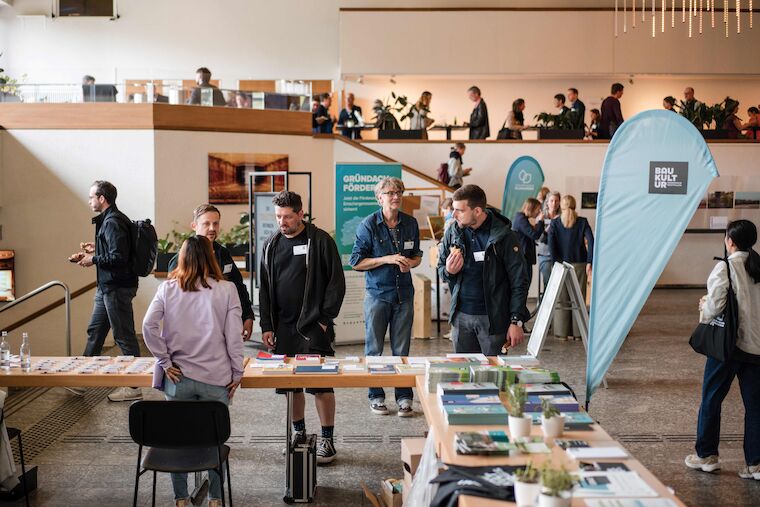 Ort zum Austausch und zur Vernetzung: Das Foyer des Saalbaus Witten bei dem Kongress „Grün! Blau! Grau! Was braucht die Stadtlandschaft?“ Foto: Sebastian Becker