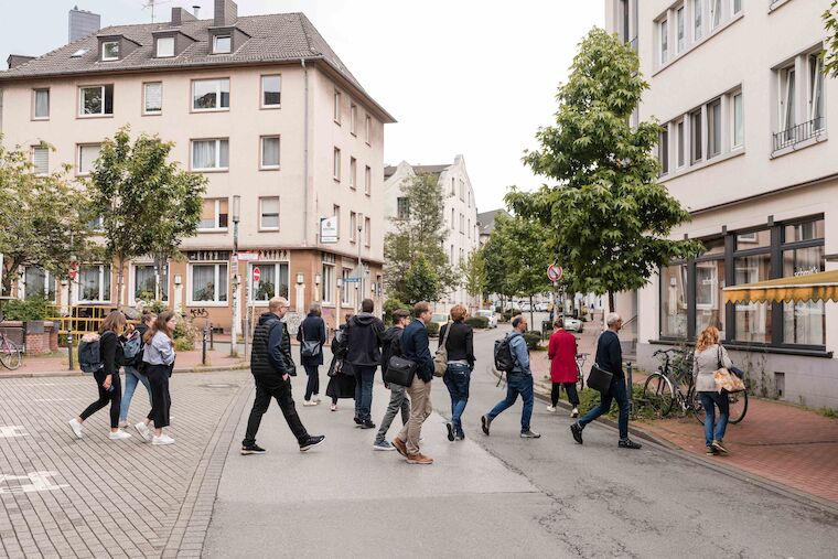 Grün wächst von unten – Das zeigte der Spaziergang durchs Wiesenviertel in Witten während des Kongresses. Foto: Sebastian Becker