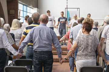 Ökumenischer Transformationsgottesdienst der Gemeinde Cosmas & Damian während der Ausstellungseröffnung „Kirchen als Vierte Orte – Perspektiven des Wandels“, 1.9.2024, Heilig-Geist-Kirche, Essen.<br/><br/>Foto: Claudia Dreyße<br/><br/>jpg, 2500 × 1667 Pixel