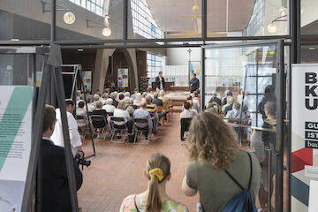 Blick in die Ausstellung und auf den Transformationsgottesdienst. Ausstellungseröffnung „Kirchen als Vierte Orte – Perspektiven des Wandels“, 1.9.2024, Heilig-Geist-Kirche, Essen.Ausstellungseröffnung „Kirchen als Vierte Orte – Perspektiven des Wandels“, 1.9.2024, Heilig-Geist-Kirche, Essen.<br/><br/>Foto: Claudia Dreyße<br/><br/>jpg, 2500 × 1667 Pixel