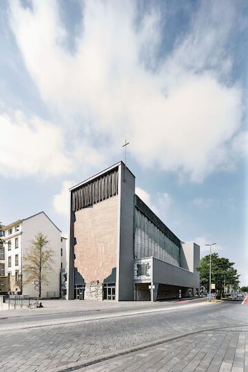 Liebfrauenkirche Duisburg, erbaut 1958–1971; Architekt: Dr. Toni Hermanns; ursprüngliche Nutzung: Pfarrkirche der Katholischen Liebfrauen-Kirchengemeinde; Gebäude steht unter Denkmalschutz; die Stiftung Brennender Dornbusch ist seit 2008 neue Eigentümerin und nutzt das Gebäude als Kulturkirche und Ort des Dialogs unterschiedlicher Kulturen, außerdem für  Konzerte, Ausstellungen, Versammlungen und Performances; die weiterhin gewidmete Kapelle wird noch sakral genutzt, beispielsweise bei Abendgebeten<br/><br/>Foto: Christian Huhn<br/><br/>jpg, 592 × 888 Pixel