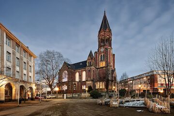 Kreuzeskirche Essen, 1894–1896 erbaut, Architekt: August Orth, 1943 bis auf die Außenmauern zerstört; 1949–1953 vereinfacht wieder aufgebaut; ursprüngliche Nutzung: Gemeindekirche der Evangelischen Kirchengemeinde Essen-Altstadt; Gebäude steht unter Denkmalschutz; 2013 Privatisierung; 2016 Umbau und Nutzungserweiterung zur Veranstaltungsstätte; kirchliche und sakrale Nutzung; aktuell gibt es drei Nutzer: die Evangelische Kirchengemeinde Essen-Altstadt nutzt das Gebäude weiterhin als Gottesdienststätte und für Amtshandlungen; der Verein Forum Kreuzeskirche Essen betreibt gemeinnützige Kulturveranstaltungen; der Unternehmer Reinhard Wiesemann nutzt die Kirche als „Eventlocation“ für Feiern, Kongresse und Tagungen, Ausstellungen und Konzerte<br/><br/>Foto: Christian Huhn<br/><br/>jpg, 1330 × 888 Pixel