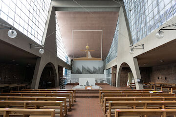 Heilig-Geist-Kirche, Essen. 1956–1957 erbaut, Architekten: Dominikus und Gottfried Böhm; seit 2020 wird das Sakralgebäude nicht mehr liturgisch genutzt. Das Bauwerk befindet sich derzeit mitten im Transformationsprozess. Ein Investor plant, hier einen „Kunstort“ entstehen zu lassen und dabei lokale Kultureinrichtungen und Hochschulen einzubeziehen. Heilig Geist ist Ausstellungsort von „Kirchen als Vierte Orte – Perspektiven des Wandels“, 1.9.–6.10.2024. | Foto: Felix Hemmers
