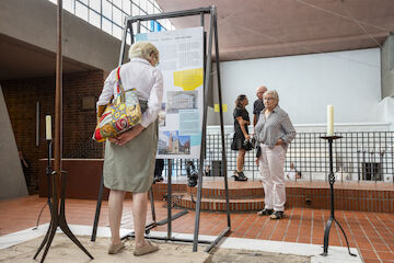 Eine Besucherin liest einen Text zum Thema „Abschied - Wandel - Neuanfang“ während der Ausstellungseröffnung „Kirchen als Vierte Orte – Perspektiven des Wandels“, 1.9.2024, Heilig-Geist-Kirche, Essen.<br/><br/>Foto: Claudia Dreyße<br/><br/>jpg, 2500 × 1667 Pixel