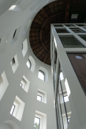 Dreifaltigkeitskirche Münster, 1937–1939 erbaut, Architekten: Heinrich Besteller und Alfred Hörmann; ursprüngliche Nutzung als Kirche des Bistums Münster. 2010 Verkauf an das Wohnungsunternehmen der Stadt Münster „Wohn+Stadtbau". Bis 2012 Umbau, Architekten: Pfeiffer, Ellermann, Preckel, Münster. Heute sind dort ein soziales Wohnprojekt und Gewerberäume untergebracht. | Foto: Felix Hemmers