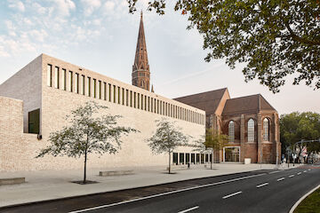 St. Marien Bochum, 1867–1872 erbaut, Architekt: Gerhard August Fischer (1833–1906); ursprüngliche Nutzung: Pfarrkirche der Katholischen Propsteigemeinde St. Peter und Paul des Bistums Essen. 2002 profaniert.  2012 Wettbewerb Musikzentrum Bochum, 1. Preis und Realisierung: Bez + Kock Architekten, Stuttgart. Oktober 2016 eröffnet Oktober 2016 Eröffnung als Konzerthaus für die Bochumer Symphoniker und Saal für die städtische Musikschule, „Anneliese Brost Musikforum Ruhr“ der Stadt Bochum. Das Gebäude der ehemaligen St. Marienkirche dient als Foyer und Veranstaltungsort für beide Säle. | Foto: Christian Huhn