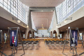 Blick in die Ausstellung vom Eingang gesehen. Ausstellungseröffnung „Kirchen als Vierte Orte – Perspektiven des Wandels“, 1.9.2024, Heilig-Geist-Kirche, Essen.<br/><br/>Foto: Claudia Dreyße<br/><br/>jpg, 2500 × 1666 Pixel