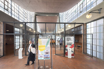 Der katholische Pfarrer Ingo Mattauch verlässt die Kirche und Ausstellung. Ausstellungseröffnung „Kirchen als Vierte Orte – Perspektiven des Wandels“, 1.9.2024, Heilig-Geist-Kirche, Essen.Ausstellungseröffnung „Kirchen als Vierte Orte – Perspektiven des Wandels“, 1.9.2024, Heilig-Geist-Kirche, Essen.<br/><br/>Foto: Claudia Dreyße<br/><br/>jpg, 2500 × 1667 Pixel