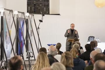 Ausstellungseröffnung „Kirchen als Vierte Orte“, Berger Kirche, Düsseldorf, 9.11.2025. Heinrich Fucks, Superintendent des Evangelischen Kirchenkreises Düsseldorfs erläuterte die Situation der Kirchen in Düsseldorf. | Foto: Claudia Dreyße