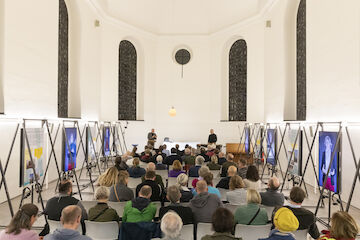 Ausstellungseröffnung „Kirchen als Vierte Orte“, Berger Kirche, Düsseldorf, 9.11.2025. | Foto: Claudia Dreyße