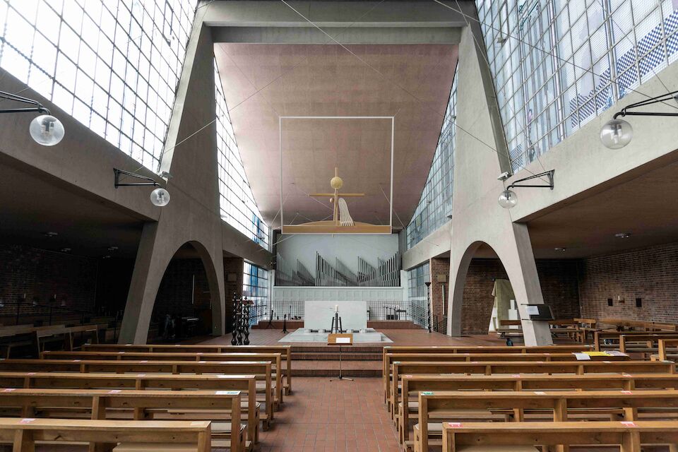 Heilig-Geist-Kirche, Essen. 1956–1957 erbaut, Architekten: Dominikus und Gottfried Böhm. Das Bauwerk befindet sich derzeit im Transformationsprozess. Ein Investor plant, hier einen Kunstort entstehen zu lassen und lokale Kultureinrichtungen und Hochschulen einzubeziehen. Heilig Geist ist Ausstellungsort von „Kirchen als Vierte Orte – Perspektiven des Wandels“, 1.9.–6.10.2024.