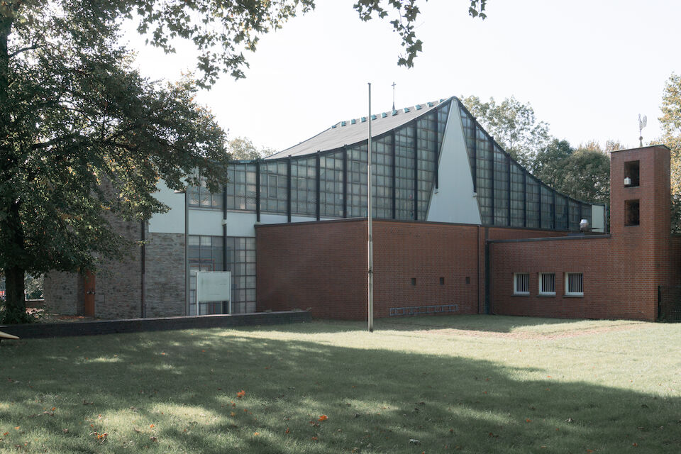 Heilig-Geist-Kirche, Essen. 1956–1957 erbaut, Architekten: Dominikus und Gottfried Böhm. Das Bauwerk befindet sich derzeit im Transformationsprozess. Ein Investor plant, hier einen Kunstort entstehen zu lassen und lokale Kultureinrichtungen und Hochschulen einzubeziehen. Heilig Geist ist Ausstellungsort von „Kirchen als Vierte Orte – Perspektiven des Wandels“, 1.9.–6.10.2024.