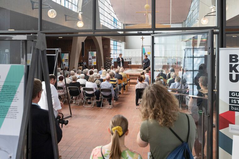 Besucherinnen und Besucher des Transformationsgottesdienstes während der Ausstellungseröffnung „Kirchen als Vierte Orte – Perspektiven des Wandels“, 1.9.2024, Heilig-Geist-Kirche, Essen. Foto: Claudia Dreyße