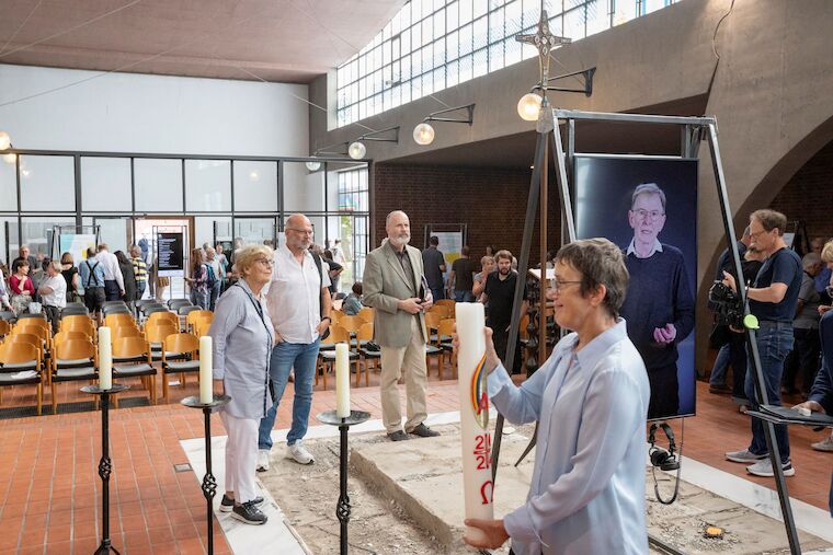 Die kirchliche Nutzung tritt langsam zurück zugunsten der Nutzung des Kirchengebäudes (Architekt Gottfried Böhm) als Ausstellungsort. Ausstellungseröffnung „Kirchen als Vierte Orte – Perspektiven des Wandels“, 1.9.2024, Heilig-Geist-Kirche, Essen. Foto: Claudia Dreyße